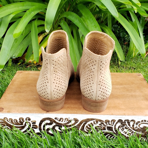 Sassy Lucky Brand Laser Cut Booties - Picture 7 of 8